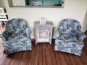 Smart TV - Cozy Beach Cottage. A block from Ocean and Close to it ALL! (Myrtle Beach)