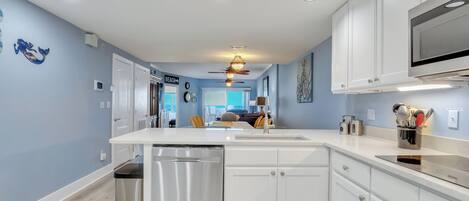 Een koelkast, een magnetron, een oven, een kookplaat