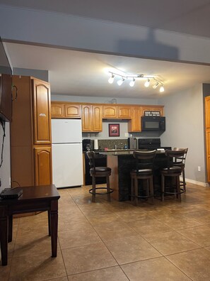 Microondas, horno, parrilla de estufa y lavavajillas 