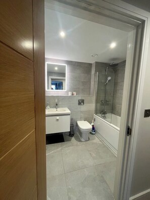 Regadera, secadora de cabello, toallas, jabón 