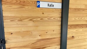 Eine Holztür mit einem Schild, das einen Parkplatz anzeigt.