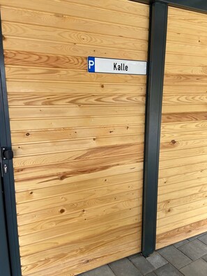 Une porte en bois avec une pancarte indiquant un espace de stationnement.
