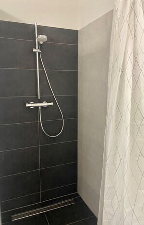 Douche, sèche-cheveux