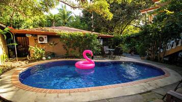 Utendørsbasseng og solsenger