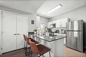 Refrigerador, microondas, horno y parrilla de estufa 