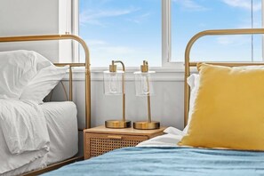 1 chambre, bureau, fer et planche à repasser, lit parapluie