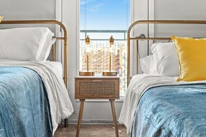 1 dormitorio, escritorio, tabla de planchar con plancha y cuna de viaje
