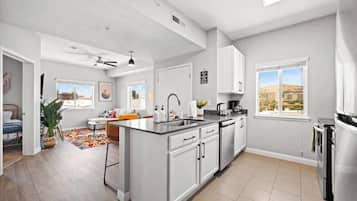 Refrigerador, microondas, horno y parrilla de estufa