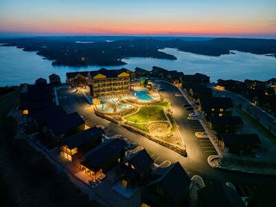 Views! Private Hot Tub, Fire Pit, Pools, Lazy River, 5 BR, 18 mins to SDC