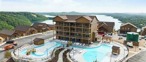 Alberca techada y alberca al aire libre