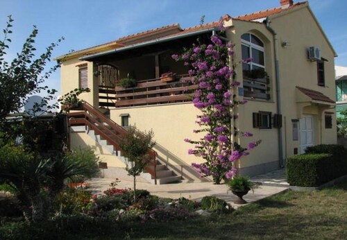 Apartments Dvor - 20 m From Beach