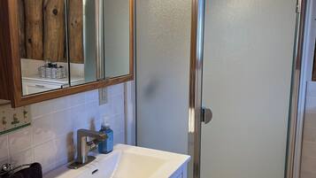 Haartrockner, Handtücher, Seife, Shampoo