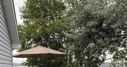 Sunset Haven in Charming Bungalow on Peaceful Wasi Lake