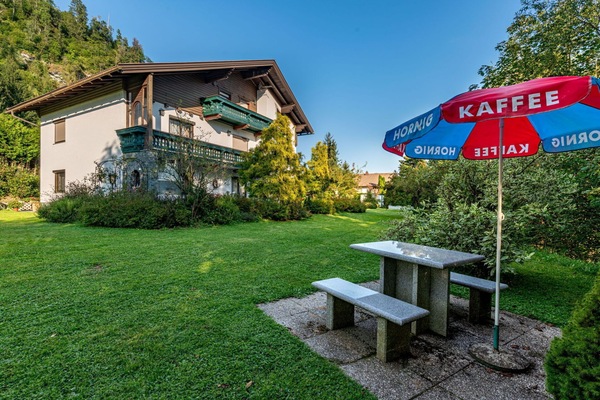 Pflanze, Eigentum, Himmel, Gebäude, Natur, Natürliche Landschaft, Gartenmöbel, Baum, Schatten, Haus