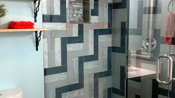 Dusche, Haartrockner, HandtĂŒcher, Seife