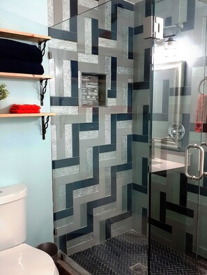 Shower, hair dryer, towels, soap - Hidden Gem Getaway on a Hill (Atlanta)