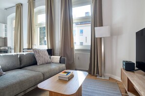 TV, stereo - Classic Kreuzberg Studio Fully Furnished & Equipped, by Blueground (Berlin)