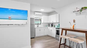 Departamento Deluxe | Cocina privada | Refrigerador con congelador, microondas, horno y parrilla de estufa