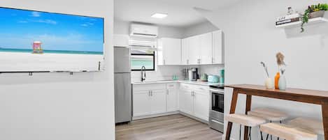 Deluxe Apartment | Private kitchen | Full-sized fridge, microwave, oven, stovetop