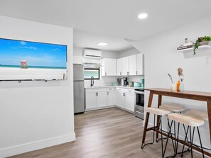 Deluxe-Apartment | Eigene Küche | Großer Kühlschrank, Mikrowelle, Ofen, Herdplatte