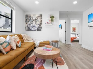 Apartemen Deluks | Area keluarga | Smart TV 50-inci dengan saluran TV digital, Netflix, dan Hulu