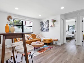 Apartemen Deluks | Area keluarga | Smart TV 50-inci dengan saluran TV digital, Netflix, dan Hulu