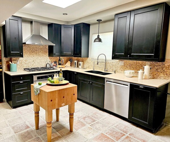 Fridge, microwave, oven, stovetop - The Courtyard on Pio Decimo (Tucson)