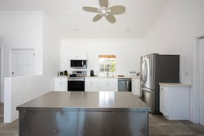 House, 4 Bedrooms | Private kitchen | Fridge, oven, coffee/tea maker, toaster