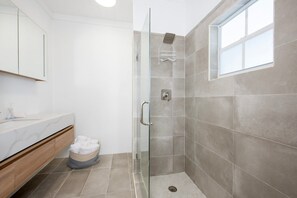 House, 4 Bedrooms | Bathroom