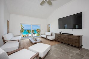 Nhà, 4 phòng ngủ | Khu phòng khách | Smart TV 