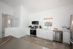 House, 4 Bedrooms | Private kitchen | Fridge, oven, coffee/tea maker, toaster