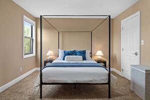 5 Schlafzimmer, Schreibtisch, Bügeleisen/Bügelbrett, Reisekinderbett