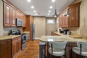 Frigorifero, microonde, forno, piano cottura