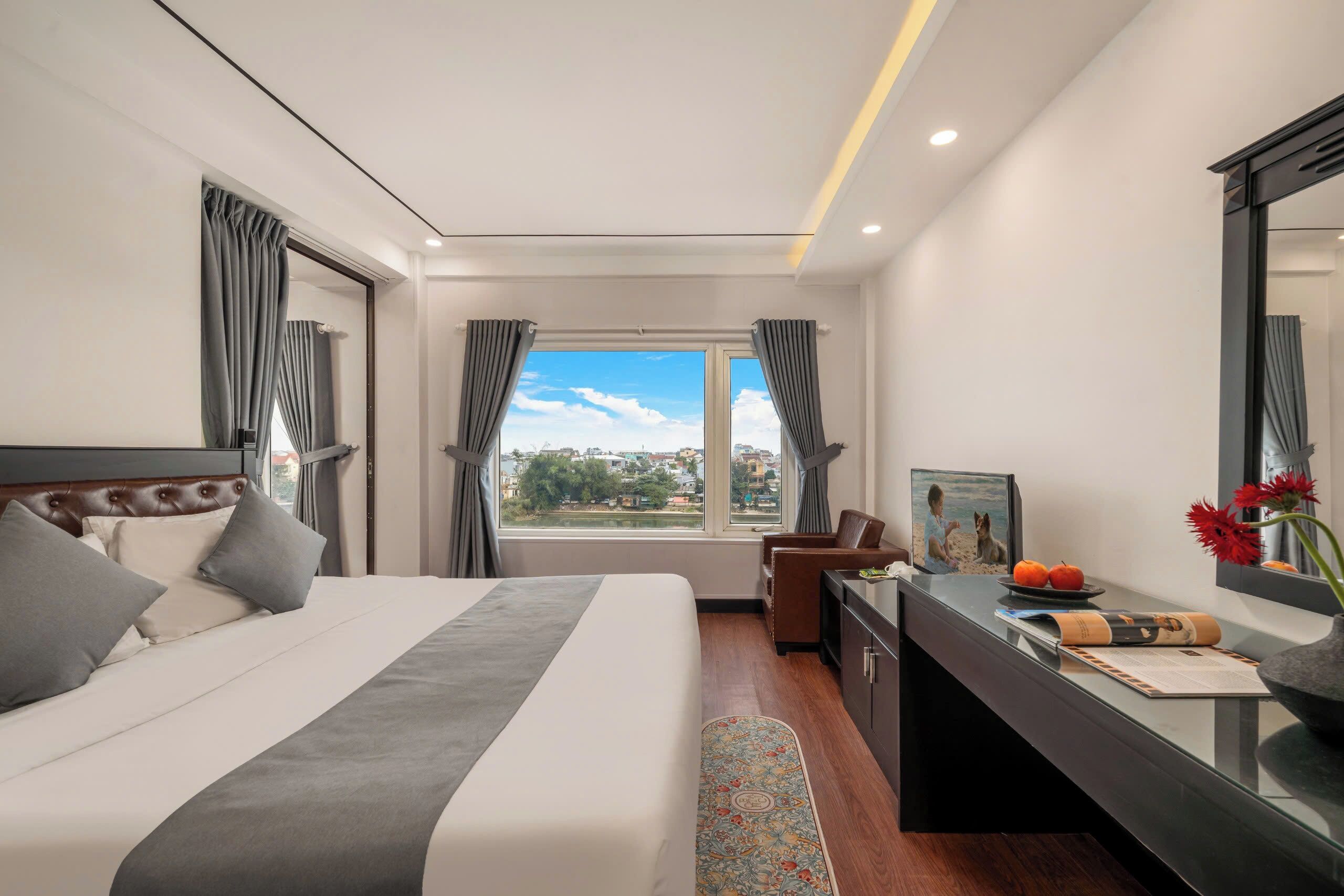 Phòng 4 Deluxe, 2 phòng ngủ, 2 phòng tắm, quang cảnh sông | Quang cảnh sân vườn