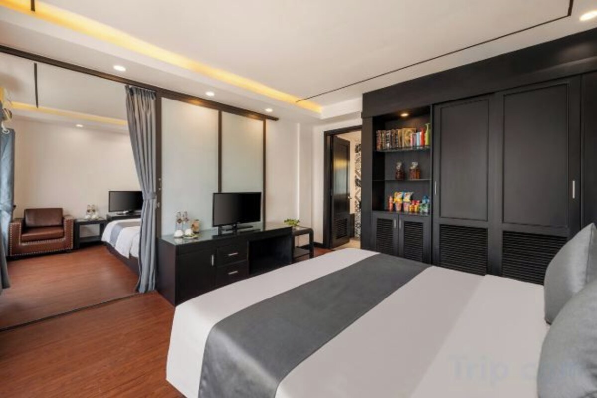 Minibar, in-room safe, desk, laptop workspace