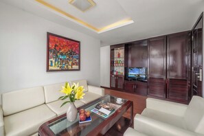 Studio Deluxe | Khu phòng khách | TV màn hình phẳng 45-inch có truyền hình cáp 