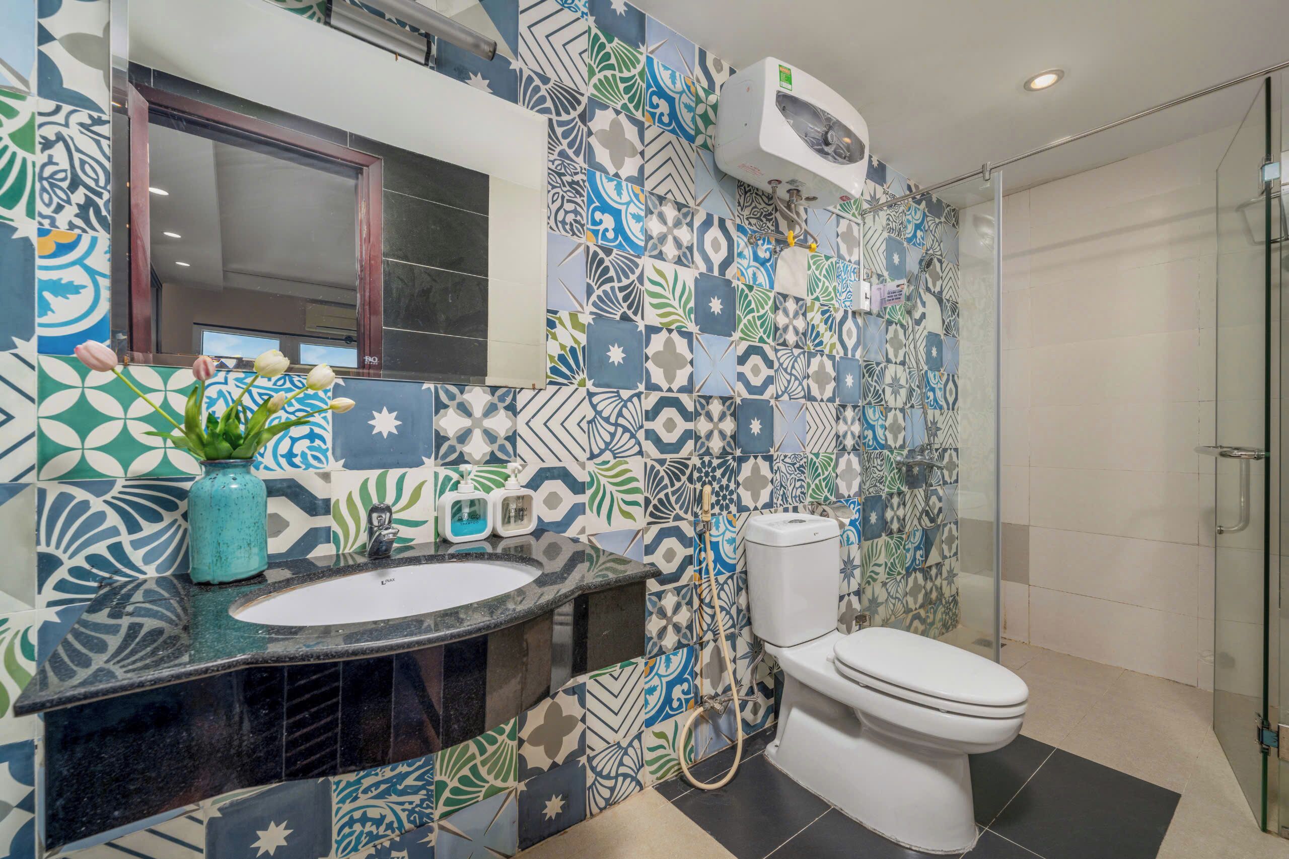 Combined shower/bathtub, deep-soaking bathtub, designer toiletries