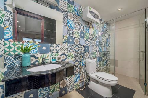 Combined shower/tub, deep soaking tub, designer toiletries, hair dryer