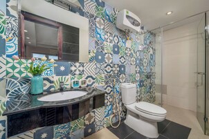 Bañera con ducha, bañera profunda, artículos de tocador de diseñador