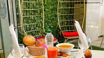 Petit déjeuner continental (3 EUR par personne)