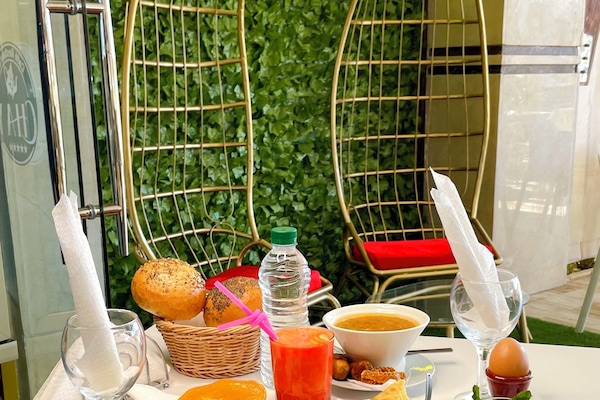 Desayuno continental diario (EUR 5 por persona)