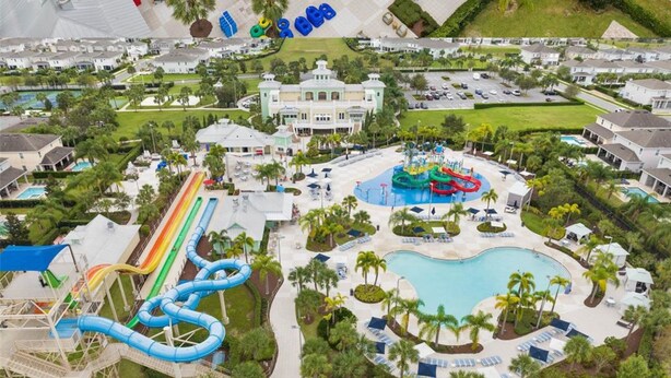 Luftaufnahme eines Resorts mit mehreren Schwimmbecken, Wasserrutschen und einem großen Hauptgebäude.