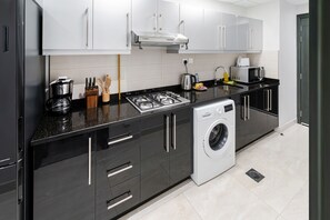 ثلاجة، ميكروويف، فرن�، موقد طهي مسطح