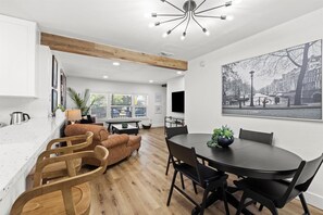 Interior - Cozy Arlington Bungalow 4/Mins to AT&T Stadium/Globe Life Field (Arlington)