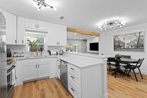 Fridge, microwave, oven, stovetop - Cozy Arlington Bungalow 4/Mins to AT&T Stadium/Globe Life Field (Arlington)