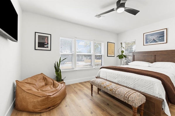 A bedroom with a bed, a bench, a bean bag, and a ceiling fan. - Cozy Arlington Bungalow 4/Mins to AT&T Stadium/Globe Life Field (Arlington)