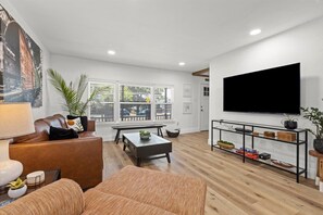 Smart TV, books - Cozy Arlington Bungalow 4/Mins to AT&T Stadium/Globe Life Field (Arlington)