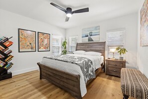 3 bedrooms, in-room safe, iron/ironing board, free WiFi - Cozy Arlington Bungalow 4/Mins to AT&T Stadium/Globe Life Field (Arlington)