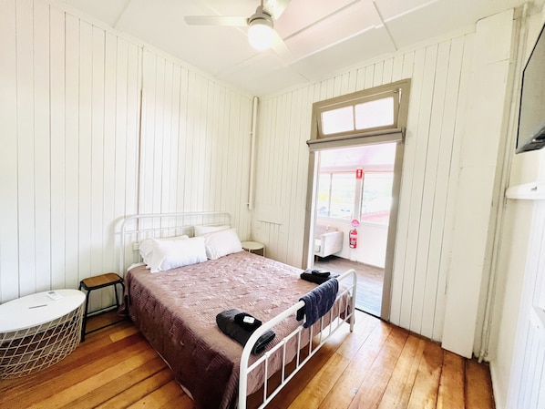 Decoración personalizada, muebles diferentes y ropa de cama