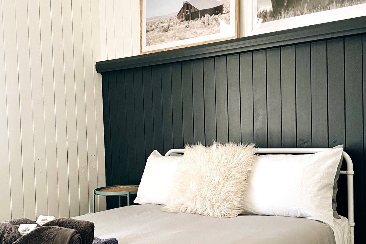 Decoración personalizada, muebles diferentes y ropa de cama